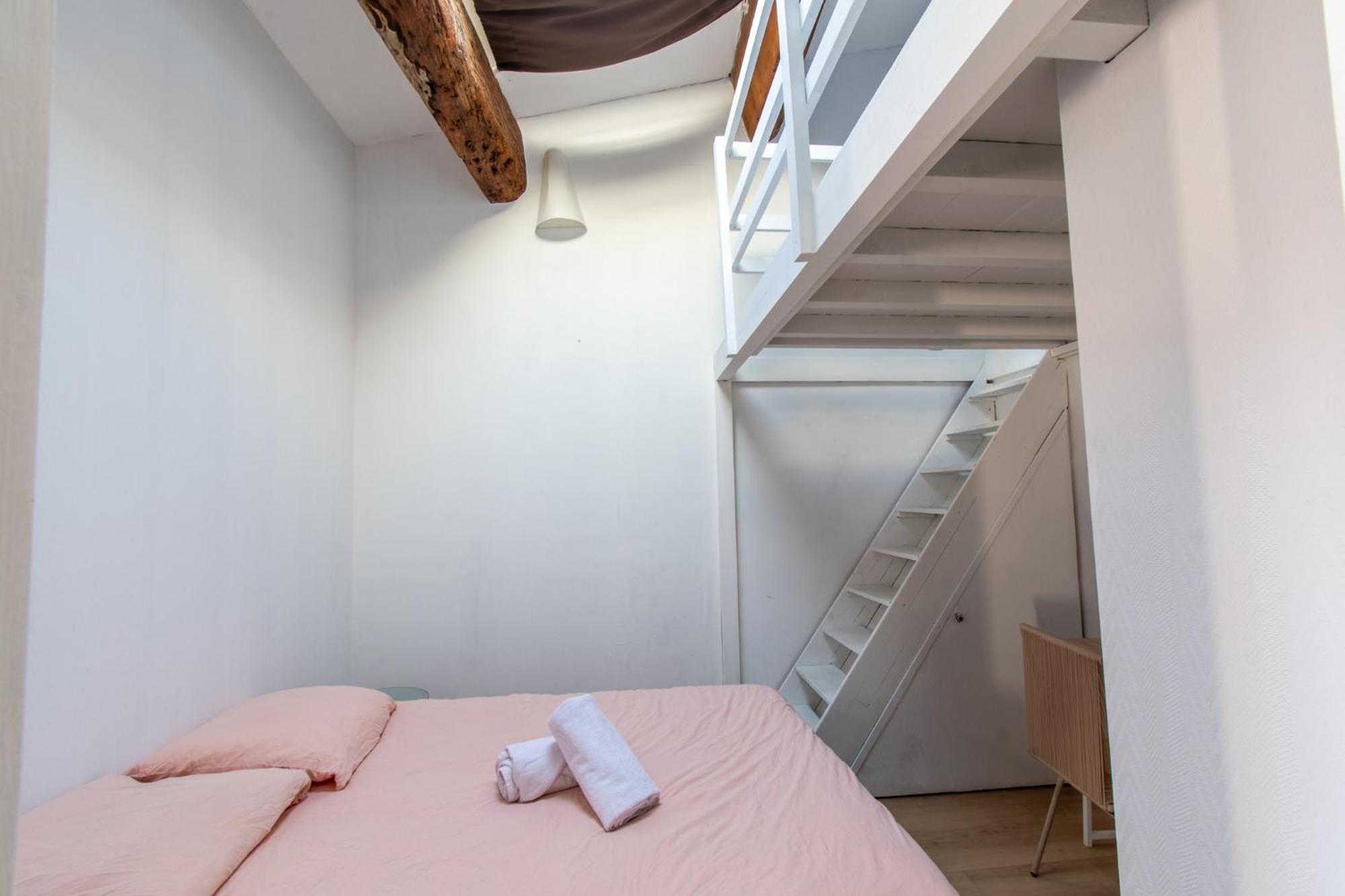 Appartement Vue Quai - Proche De La Gare & Des Halles De - 3eme Etage Sans Ascenseur *